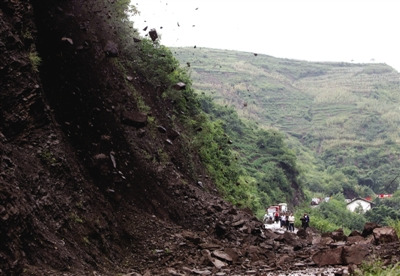 ���գ������h��ͨ�������l(xi��ng)�Ĺ�·ˮ�͎r�ضγ��F(xi��n)��������·����࣬��(d��o)��ͨ���؞�(z��i)�^(q��)�ĵ�·�������¾���(b��o)ӛ�� ���F�� �z