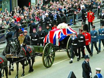 4��17������Ӣ���׶��������ʼ��T���ڱ���o�����Р����˵��`��ǰ��ʥ���_������� ���A��/·͸