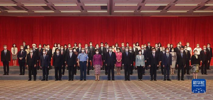 習(xí)近平會(huì)見(jiàn)香港特別行政區(qū)行政、立法、司法機(jī)關(guān)負(fù)責(zé)人