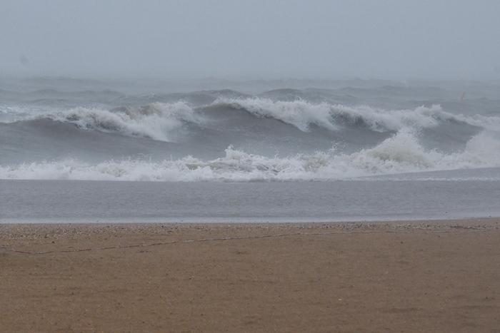 臺風“蝴蝶”逼近 三亞崖州灣巨浪滔天
