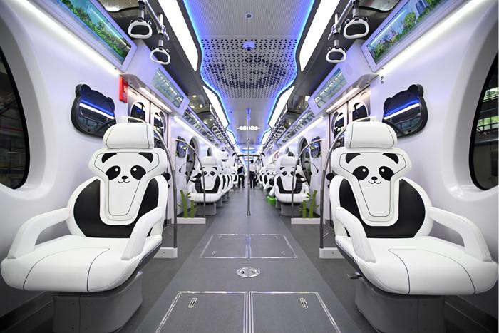 國(guó)內(nèi)首列“熊貓主題”跨座式單軌列車亮相重慶