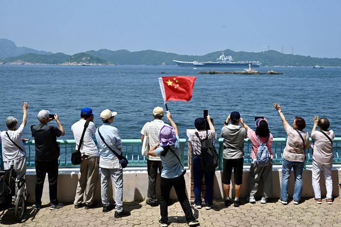 香港民眾送別山東艦航母編隊