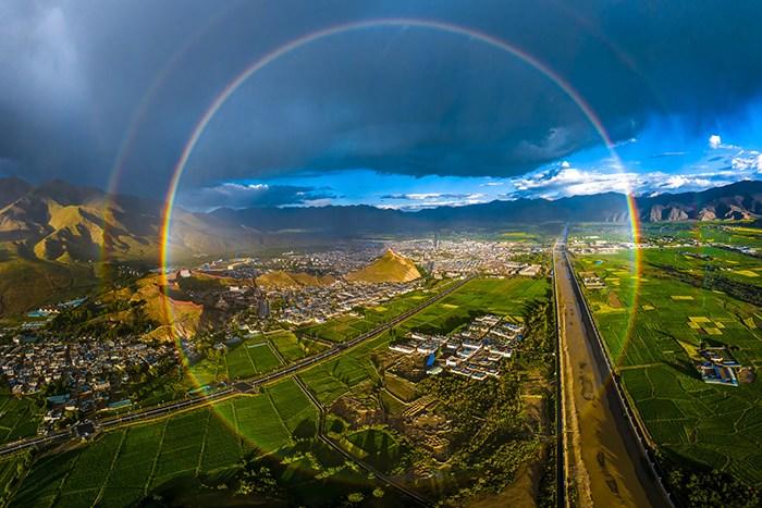 西藏日喀則暴雨過(guò)后現(xiàn)圓形彩虹