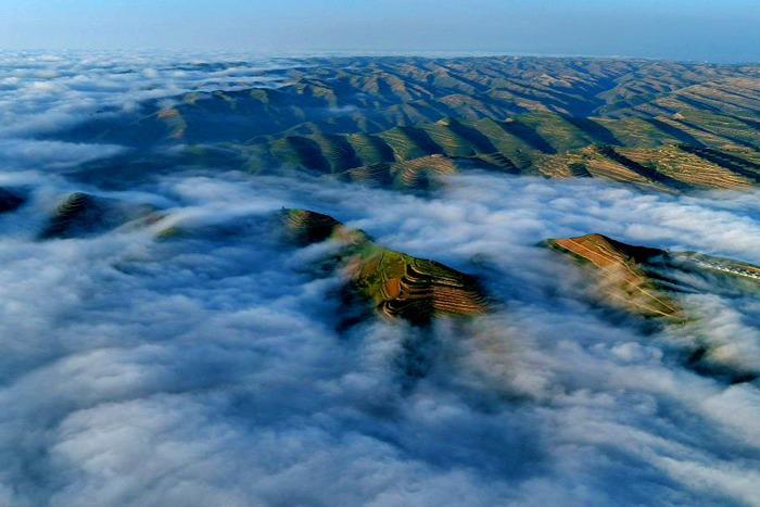 蘭州遠郊山區夏日云海如輕紗曼舞