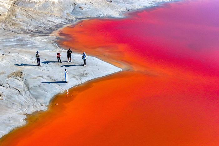 芒乃淖爾鹽湖如大自然調色盤