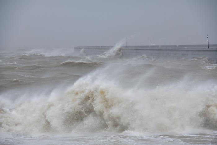 強臺風逼近 海口附近海域掀巨浪