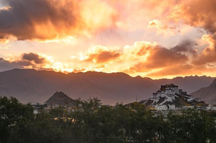 西藏拉薩：晚霞景色美