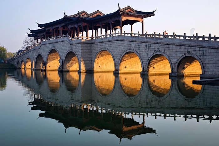 驚艷！蘇州金雞湖上演“金光穿洞”冬日景觀