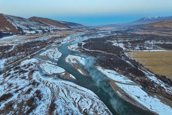 青海門(mén)源：祁連山腹地大通河晨霧彌漫