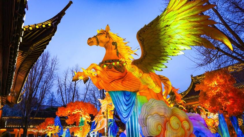 南京：光影交織 年味十足