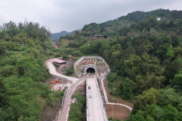 渝萬(wàn)高鐵56座隧道全部貫通