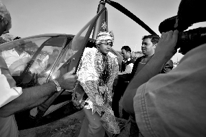 2��18�գ�ӡ���µ���ǽ����r�����ɿ��Ƞ�����ӭ�H��ֱ���C�������������ϒ������nƱ���ɵĻ��h��