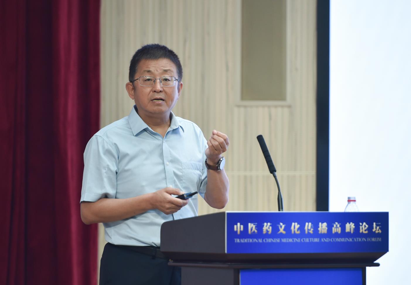 中國中醫科學院原院長、首席研究員、中國非物質文化遺產保護協會副會長兼中醫藥委員會會長曹洪欣發表主旨演講。