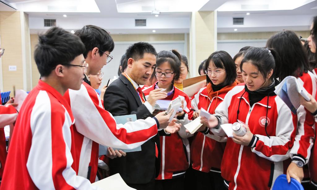 “千里背母上大學”的劉秀祥返鄉任教十年