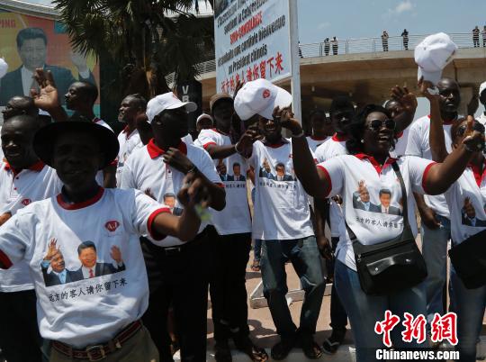 習近平抵達布拉柴維爾數萬民眾夾道歡迎(圖)