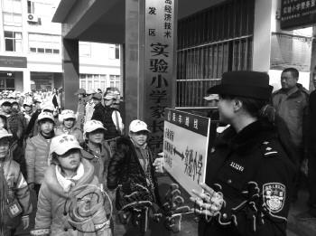 黃島爆炸區(qū)域?qū)W生可乘免費(fèi)校車