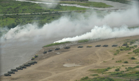 俄特種醫(yī)療隊為中俄聯(lián)合軍演參加者提供救助(圖)