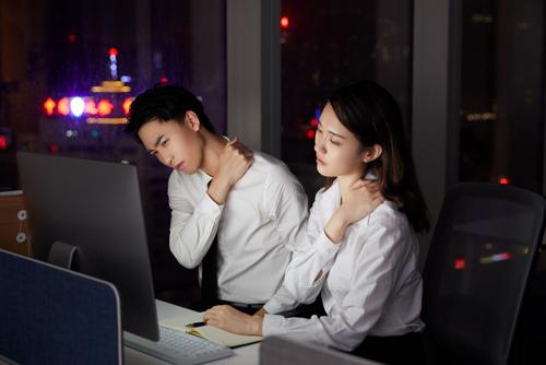 久坐傷身！中醫教你三組動作緩解肩頸疲勞