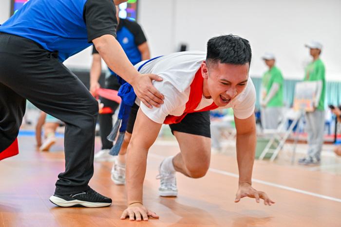 “大象拔河”！一場力與技的較量