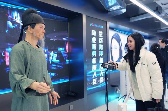 全國(guó)首個(gè)具身智能機(jī)器人大賣(mài)場(chǎng)亮相成都